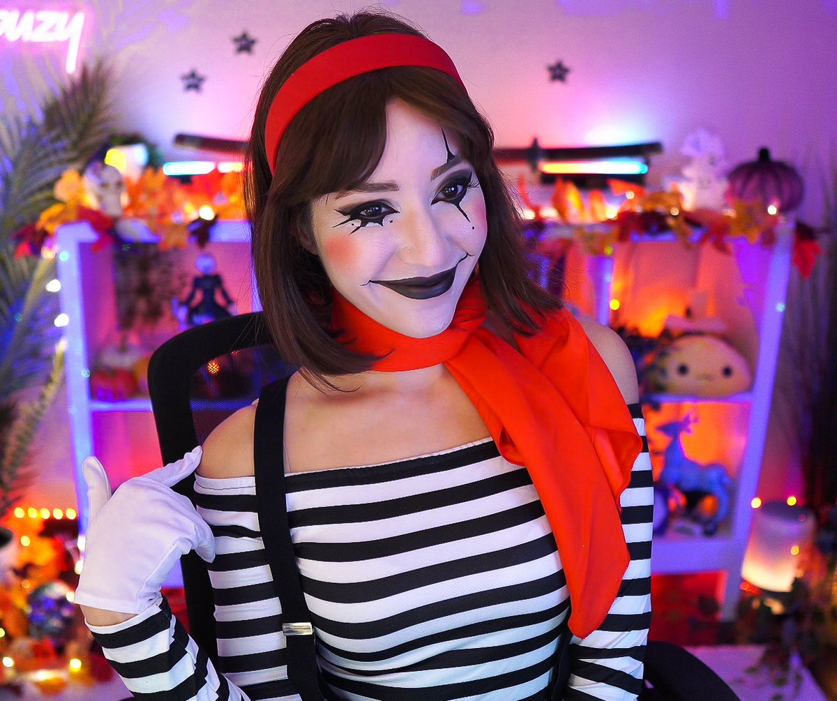 Fuzhpuzy's tweet photo. HAPPY SPOOKTOBER! I'm LIVE 🖤 https://t.co/M9hyQQUMsh
