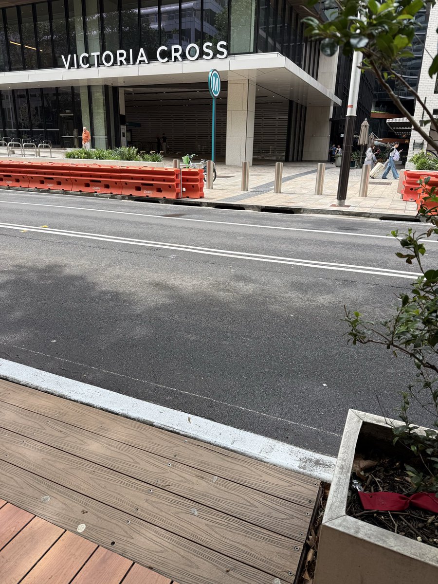 a_large_robot's tweet photo. How is this not a crossing. Love you North Sydney council https://t.co/sI5e88DmWt