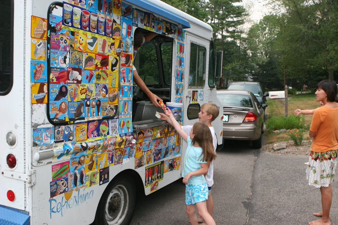 NostalgiaFolder's tweet photo. It's the 2000s and the ice cream truck just showed up in your neighborhood 🍦

What are you picking? https://t.co/DUZmxu2Sw0