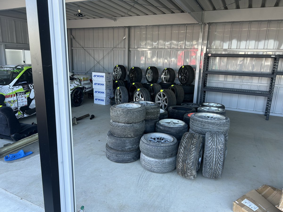 H2__WORKS's tweet photo. グランドオープン&amp;ガレージセール準備！
お手伝いさん募集中ですよー笑
いつでもシークレットベースに来て下さい🙇‍♂️

積載車3台分！
前回より多いかも😭 https://t.co/aY7NrFMX16