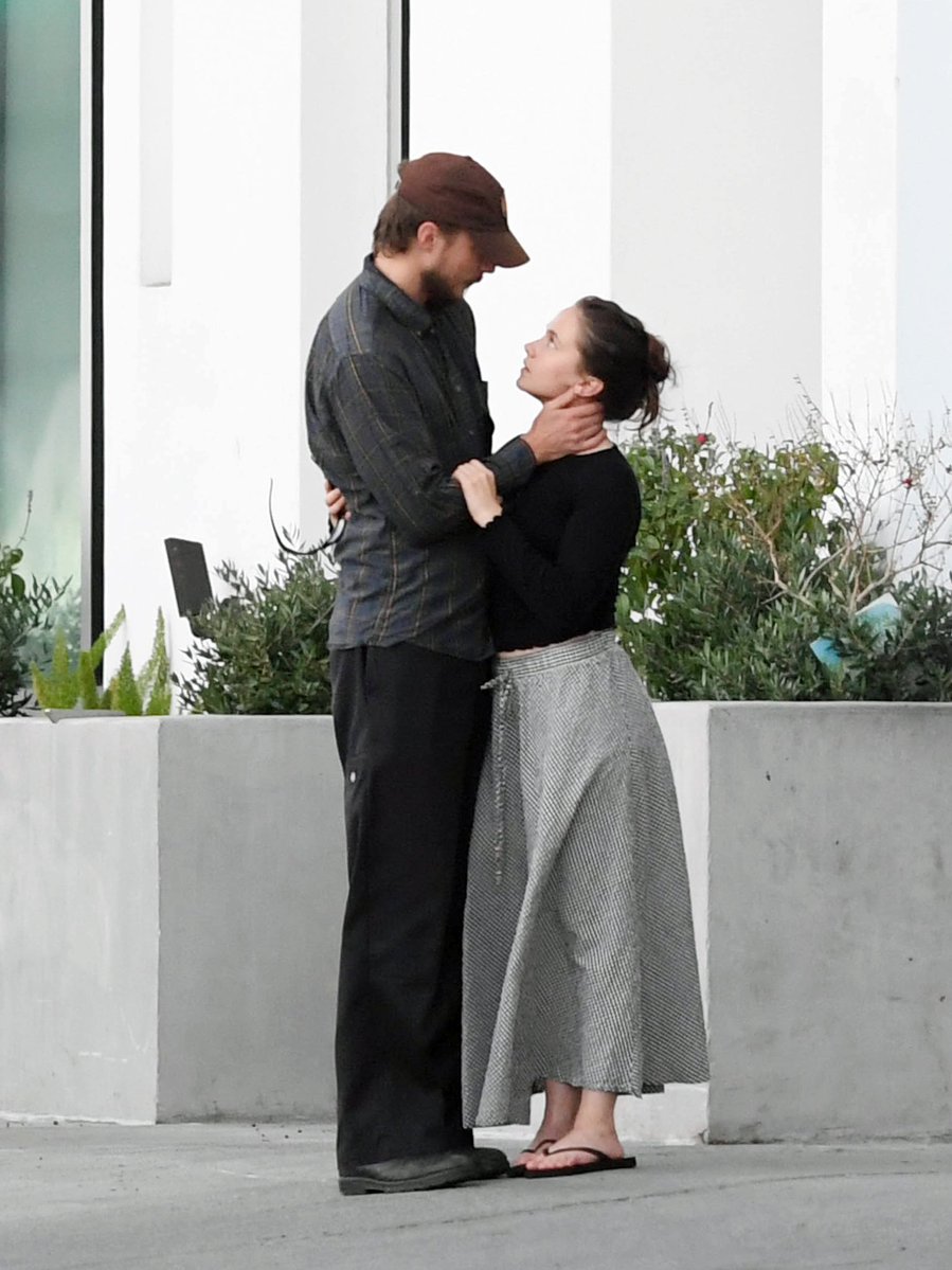amyrabbit_'s tweet photo. Ahora que lo pienso bien, que ya se dejaron ver en público Cailee y Drew oficialmente como novio, que gran química de seguro tienen en Deep Cuts. Solo hay que ver que tiernos son aquí con la mega diferencia de altura que tienen. 

Más le vale cuidarla. https://t.co/UOcE6qhgNG