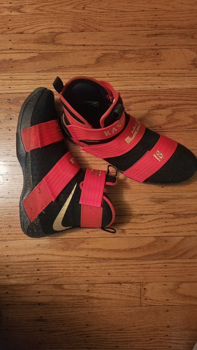 k5grizzly's tweet photo. Sometimes, I wear sneakers with my entire name on them. Its a little awkward 😅 #WDYWT #kotd #sneakerhead #SNKRS #snkrculture #kickstagram #kicks #sneakersaddict #snearkercon #twittersneakers #LeBronSoldier https://t.co/2VAe7aNSx6