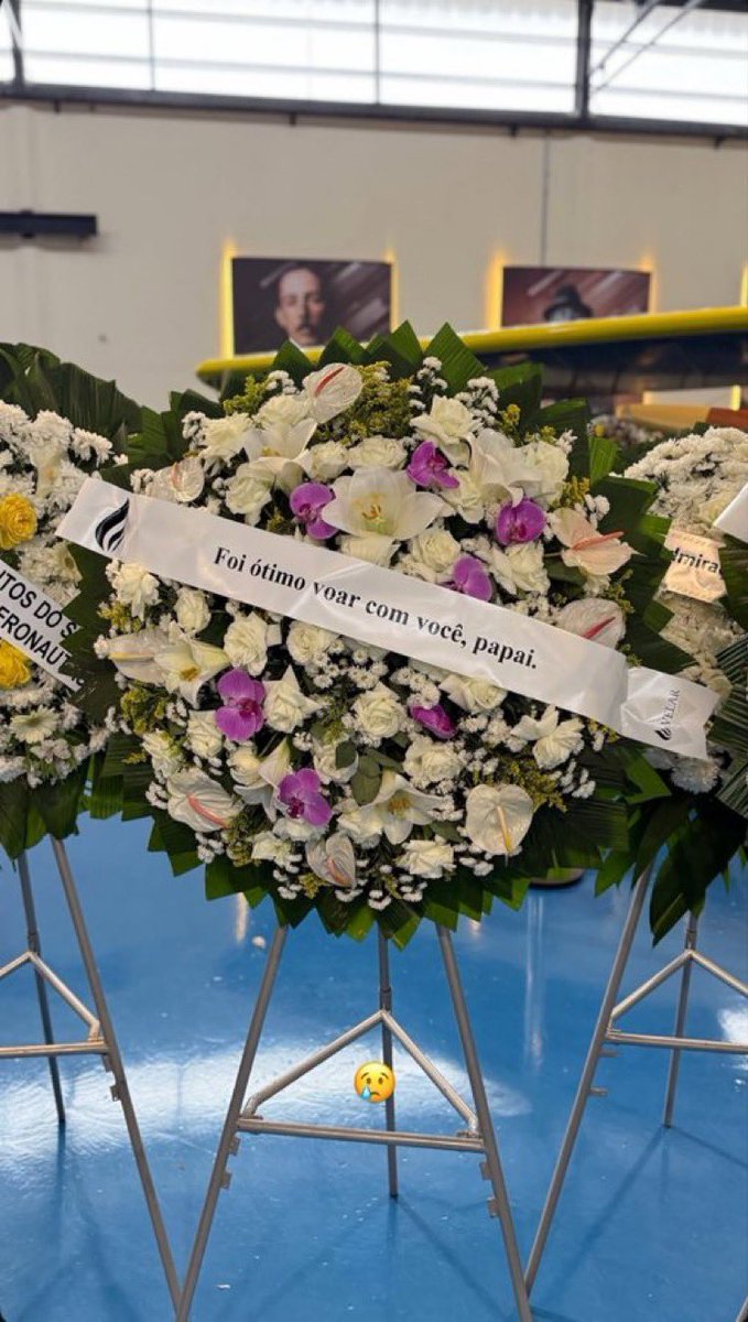 choquei's tweet photo. 🚨VEJA: Essa foi a coroa de flores que o filho de Lito Souza escolheu para o velório do pai. 🥺 https://t.co/vobuQwAnei