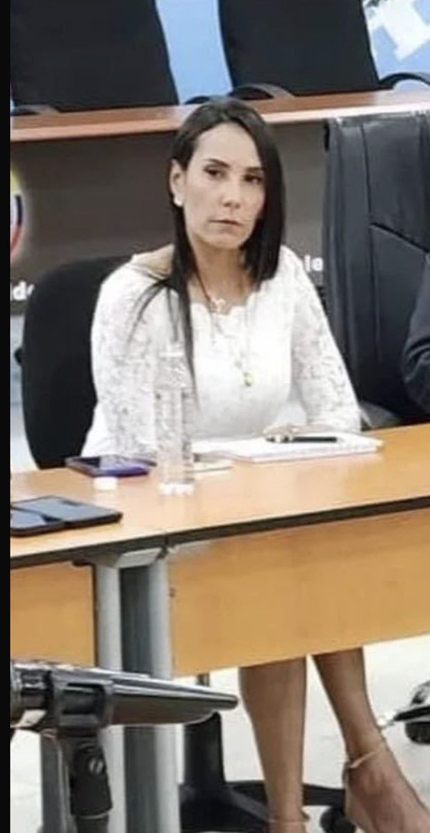 Simonovis's tweet photo. Moira Vieira, directora de “Contra la Delincuencia Organizada” de la Fiscalía y exconsultora jurídica del SEBIN, estaría interviniendo en el manejo del caso de la droga incautada en la sede de la Oficina Antidrogas de la PNB, en una actuación que tendría como objetivo favorecer al fiscal Ronald Alexander Ratia.

La estrategia sería reducir la imputación de Ratia exclusivamente a delitos de corrupción, dejando fuera otros delitos vinculados a al tráfico y comercialización de drogas. 

En esta presunta componenda también estaría involucrado el coronel Fran Bustillos Silva, jefe del Equipo Móvil de Inteligencia (EMI) del Comando Nacional Antidrogas de la Guardia Nacional.

Ratia se desempeñaba hasta hace pocos días como fiscal especializado en drogas. Según los señalamientos que rodean este caso, habría actuado en coordinación con funcionarios policiales para facilitar que mercancía supuestamente incautada regresara posteriormente al circuito de comercialización bajo control de estructuras policiales.

Ronald Ratia continúa detenido en la sede del EMI, bajo condiciones que, según fuentes, serían particularmente favorables. Hasta ahora no está claro cuándo será puesto a la orden de los tribunales.
