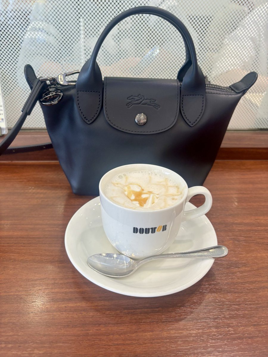 dande87763's tweet photo. 先日の一粒万倍日に買ったロンシャンのバッグ、三つ折り財布、パスケース、ハンカチ、鍵、ポーチ、AirPodsにスマホ、エコバッグ、必要な物が全て入る優れ物✨買って良かった♡#ロンシャン #自分に甘いチャレンジ #日常垢さんと繋がりたい #カフェ活 https://t.co/0Gs6EJvdUv