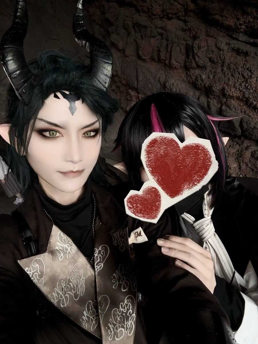 laurex888's tweet photo. Dハロ初日はボンボニ🐉🦇でした
左右間違えたかな？と思っていたら合ってたかな？
雨宿りも楽しい思い出。雨でも楽しめました🫶背後の岩はチョコということに。
後半も楽しみましょうね

#Dハロ仮装2026 
#Dハロtwst https://t.co/ZBZ7tnM9fe