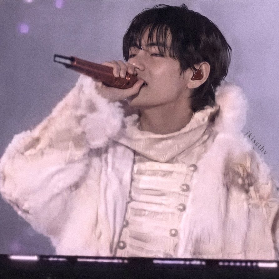 jkissthv's tweet photo. TAEKOOK’S NEW OUTFITS ARE SO PERFECT, THEY LOOK LIKE PRINCES OMGG !! https://t.co/QNnnHt7W1f