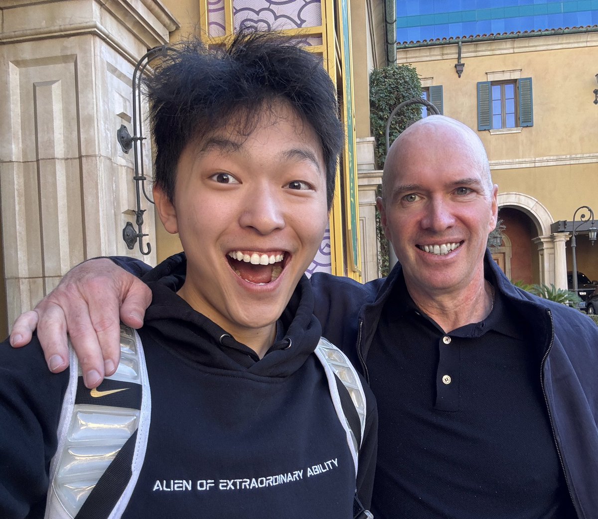 0xSigil's tweet photo. love working with @bhorowitz, @pmarca, @cdixon, @GEVS94, @alive_, @liz_harkavy and the @a16z team! 🐐 https://t.co/3dJWGVGDRu