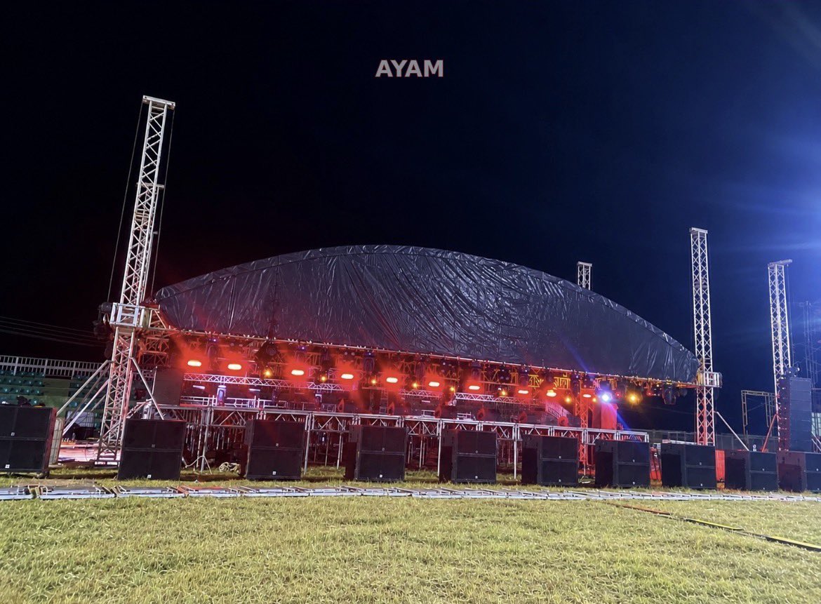 Ayam_Bornbless1's tweet photo. Some artist claimed he mounted a “wireless stage” in Ho but couldn’t even pull a 2K crowd🤣

Shatta Wale, on the other hand, has mounted a Grammy-standard stage in Ho, and he’s about to pack the Youth Resources Centre to the brim🔥

Know your playmate👑#ShattaFestGH26 https://t.co/zPZxpgyhOc