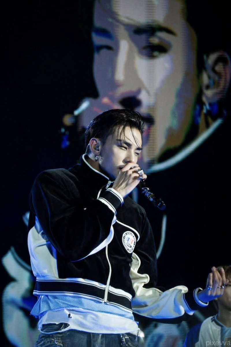 felixsunshine98's tweet photo. aura so insane u can't look away when he's on stage https://t.co/qwHYHMaf13
