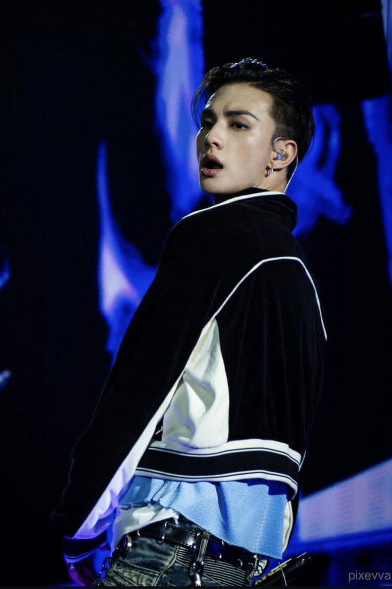 felixsunshine98's tweet photo. aura so insane u can't look away when he's on stage https://t.co/qwHYHMaf13