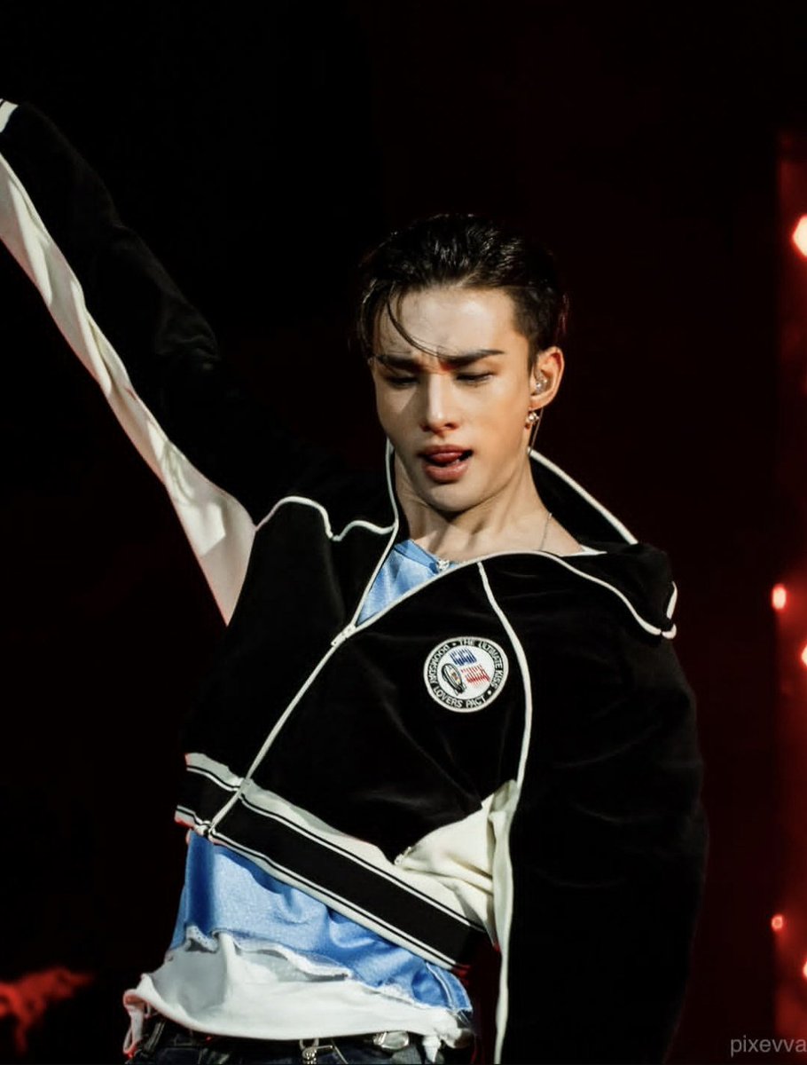 felixsunshine98's tweet photo. aura so insane u can't look away when he's on stage https://t.co/qwHYHMaf13