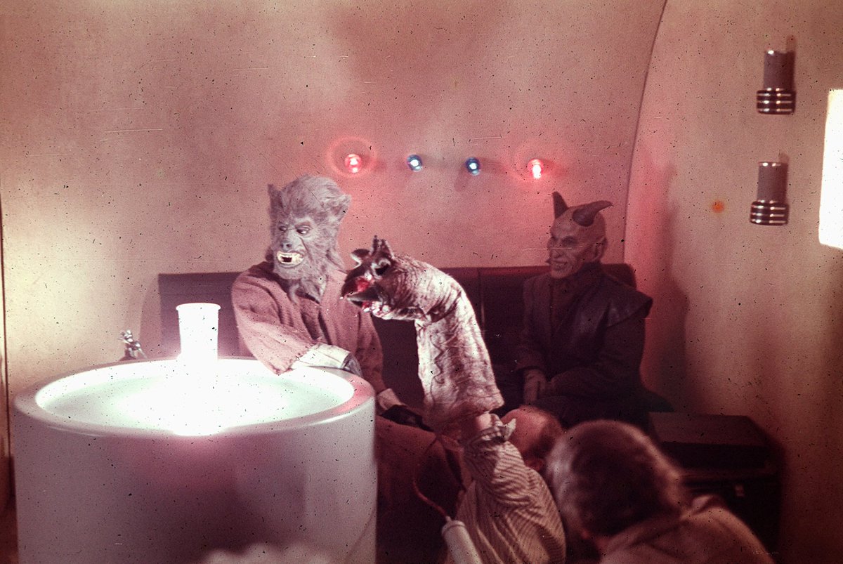 HumanoidHistory's tweet photo. Puppeteering a STAR WARS cantina creature, early 1977. https://t.co/KomymSxRKj