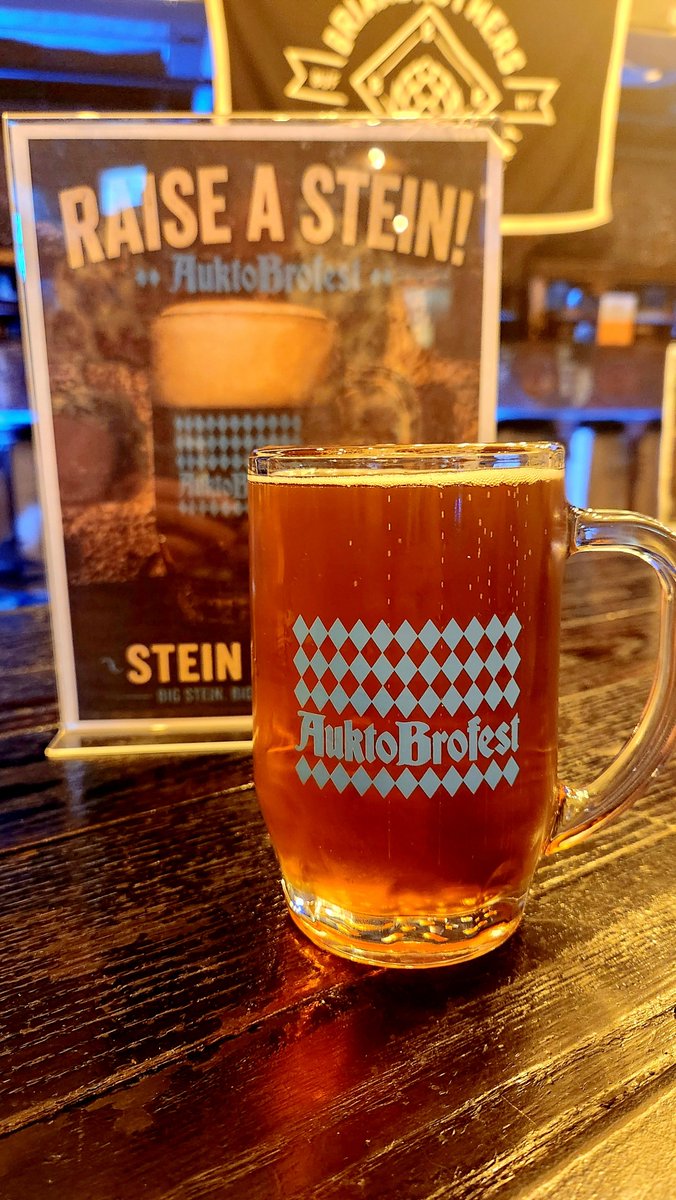 buffbeerleague's tweet photo. Seasonally appropriate beers tonight at Briarbrothers Brewing for #wnybeerweek - Trinity Festbier (bready malt and floral hops) and Dandy German Dark Lager, an @AutarkBrewhouse collaboration (rich, smooth and roasty). Cheers to the weekend. https://t.co/KgX7ix5157