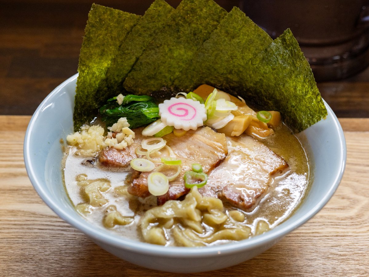 tokyoramental's tweet photo. ドロ豚骨×極太手打ち麺！大森海岸『ひたむき』の「濃厚手打中華」はやりすぎなくらい超濃厚だ！
https://t.co/XWl0E8pLuk
スープは豚骨、豚肉、脂の旨味甘みがニンニクと共にのしかかる、ド濃厚テイスト。ヘヴィ級なもっちんもっちん極太麺とのバランスも良く、肉肉しいチャーシューも美味い！ https://t.co/ZIzpxz5Ghx