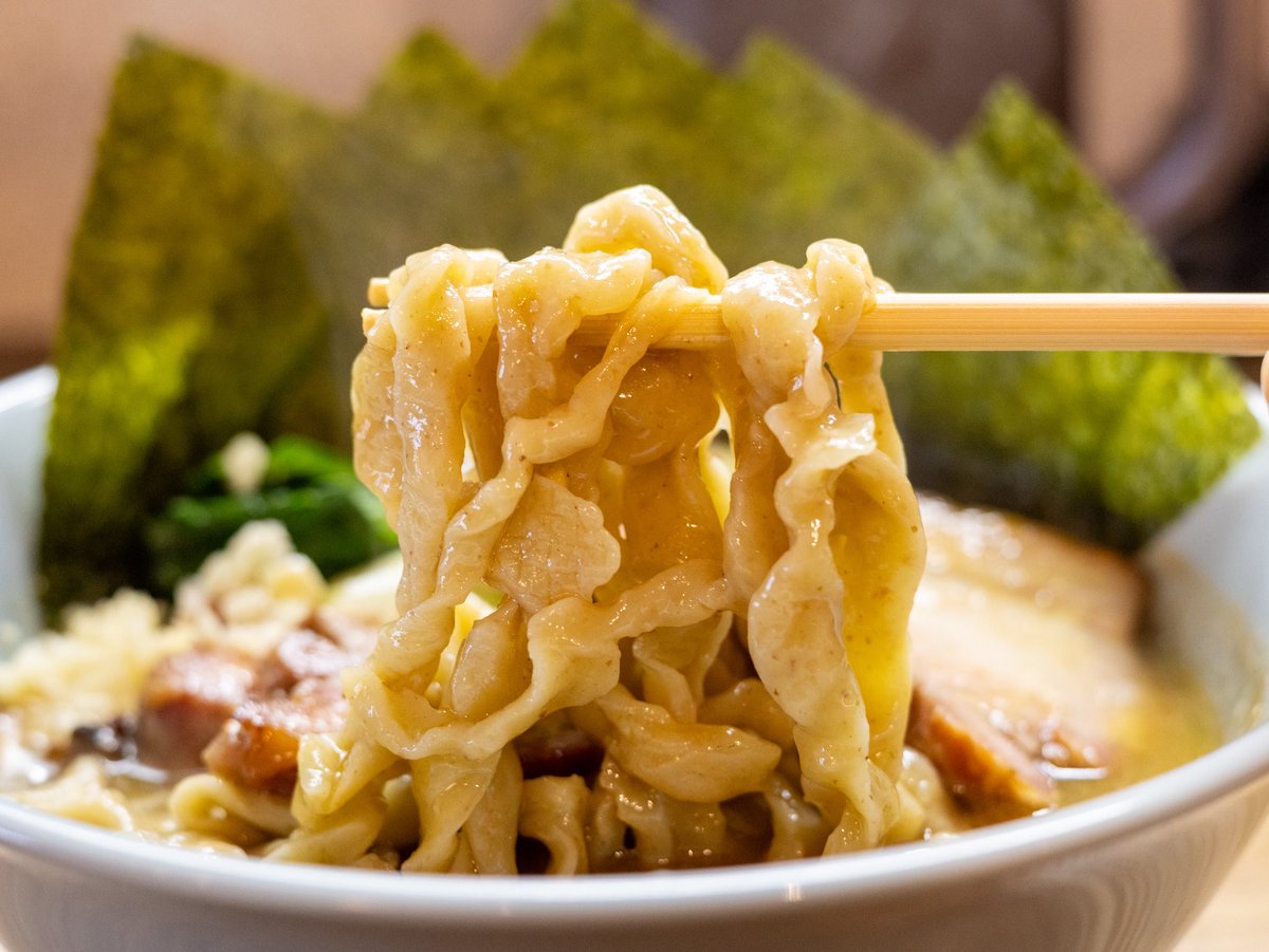tokyoramental's tweet photo. ドロ豚骨×極太手打ち麺！大森海岸『ひたむき』の「濃厚手打中華」はやりすぎなくらい超濃厚だ！
https://t.co/XWl0E8pLuk
スープは豚骨、豚肉、脂の旨味甘みがニンニクと共にのしかかる、ド濃厚テイスト。ヘヴィ級なもっちんもっちん極太麺とのバランスも良く、肉肉しいチャーシューも美味い！ https://t.co/ZIzpxz5Ghx