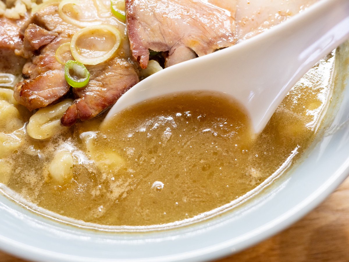 tokyoramental's tweet photo. ドロ豚骨×極太手打ち麺！大森海岸『ひたむき』の「濃厚手打中華」はやりすぎなくらい超濃厚だ！
https://t.co/XWl0E8pLuk
スープは豚骨、豚肉、脂の旨味甘みがニンニクと共にのしかかる、ド濃厚テイスト。ヘヴィ級なもっちんもっちん極太麺とのバランスも良く、肉肉しいチャーシューも美味い！ https://t.co/ZIzpxz5Ghx