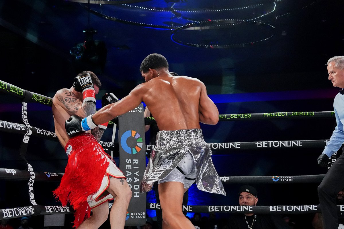 BoxlabPromotion's tweet photo. Ronny Alvarez improves to 8-0 on his young career, with a victory over Narciso Carmona. 

#cuba #undefeated #ProjectSeries https://t.co/vkUWoo8fYF