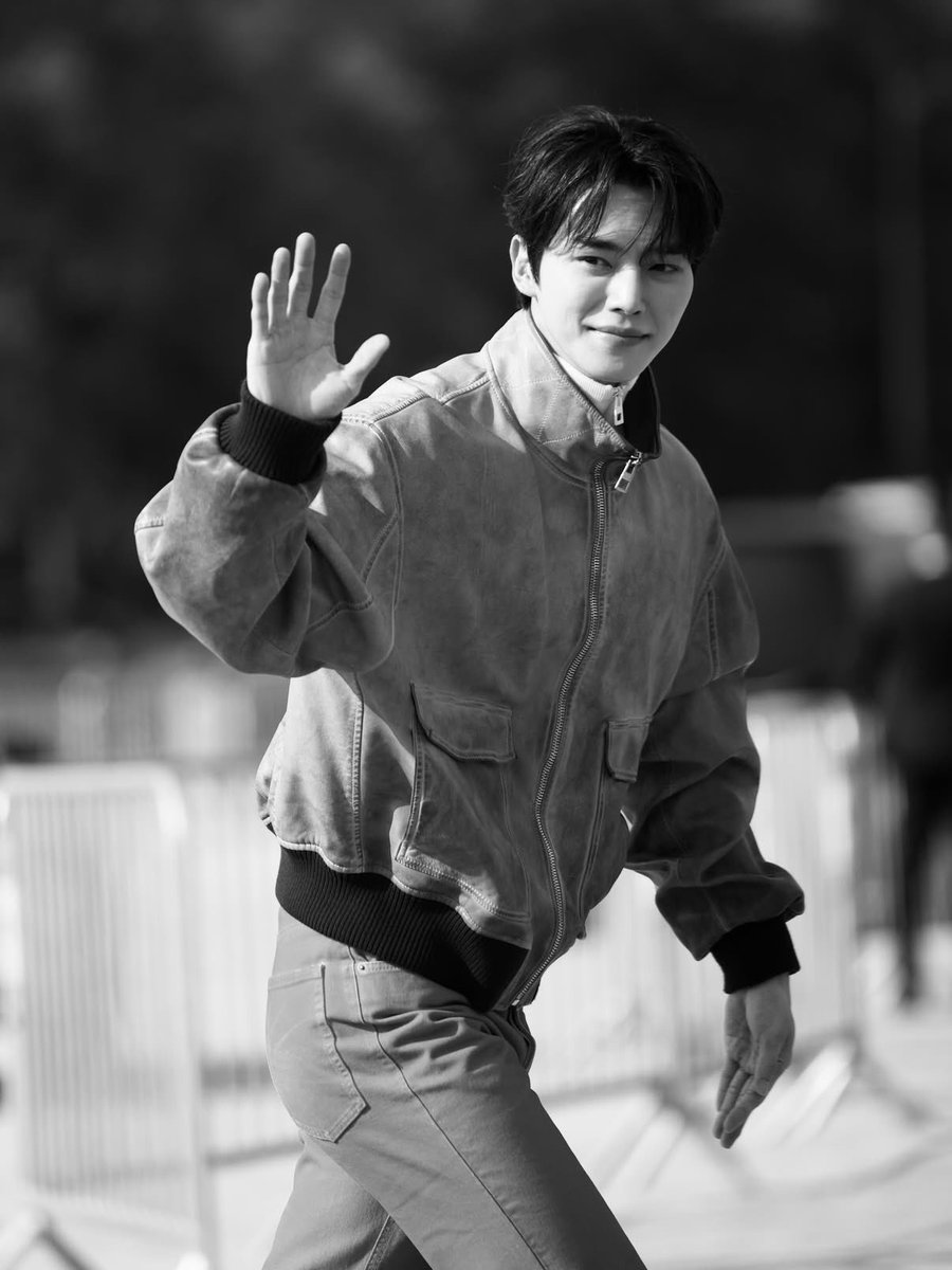 2junyl's tweet photo. The wife is looking so pretty at the fashion week, while the husband is looking so fine in the military 😍 https://t.co/VdBolFsT6v