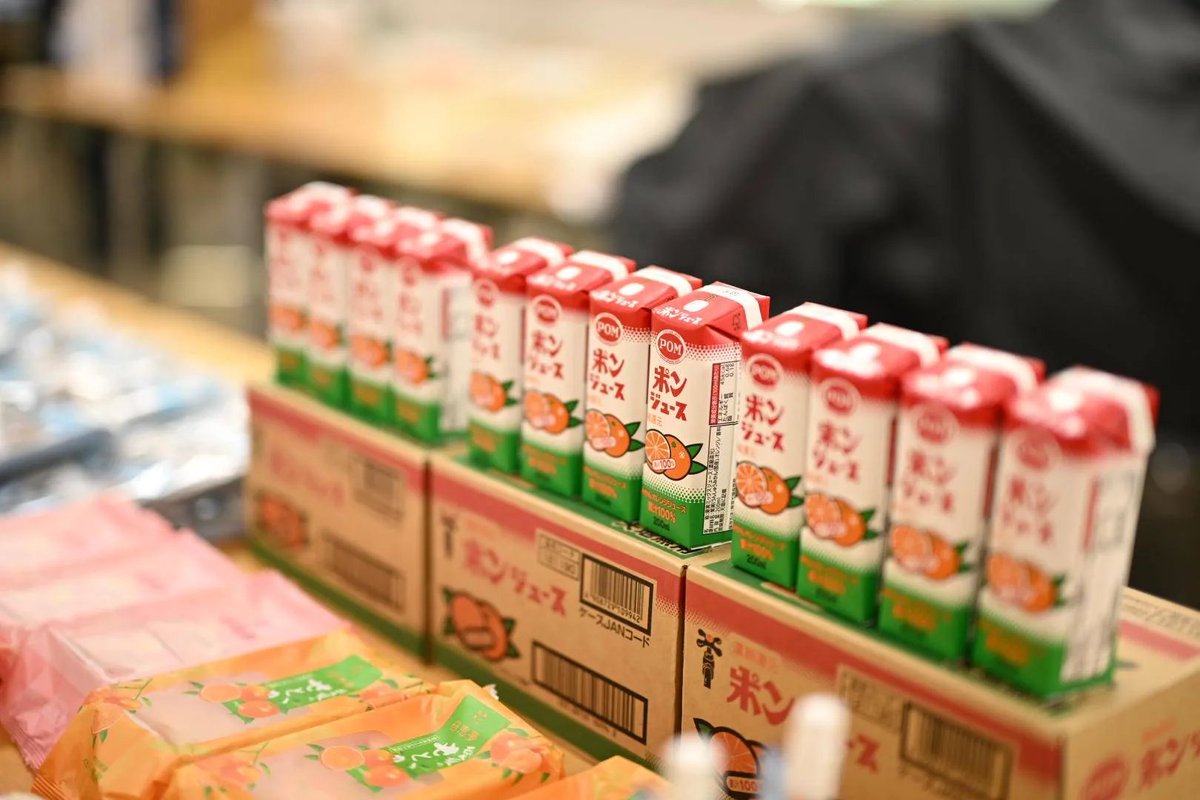 phpcon_ehime's tweet photo. 【スタンプラリー開催中🍊】

スポンサーブースのスタンプラリーをコンプリートした方は、ぜひ受付へお越しください！

なんと……愛媛の素敵なお土産をプレゼント🎁✨

まだ挑戦していない方も、ぜひブースを巡ってゲットしてくださいね！

#phpcon_ehime https://t.co/RHum6ALmDh