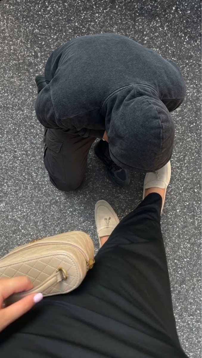 SavTakesSavings's tweet photo. Guckt euch die Fotze an. Wie er kniet😭 https://t.co/niJI2bu6w7
