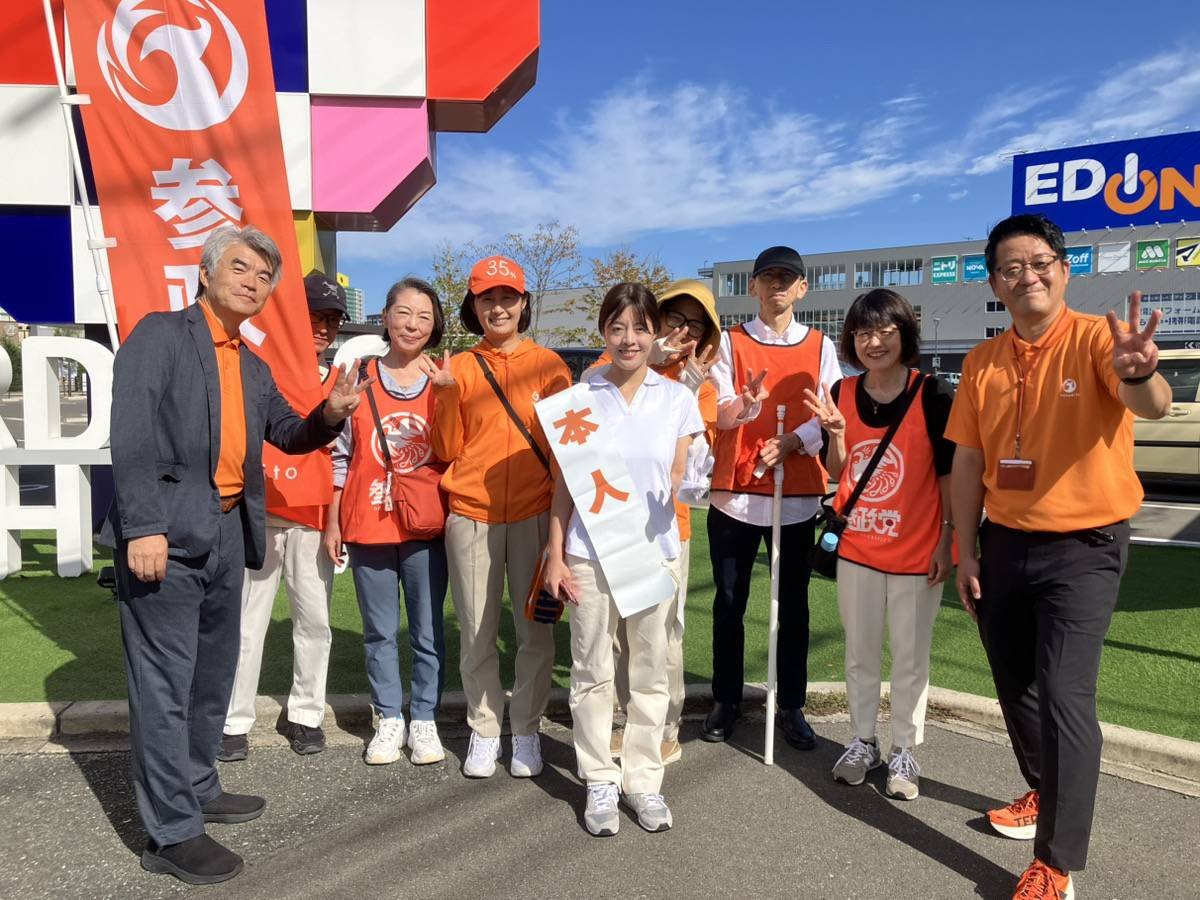 yoshitomi3keiko's tweet photo. 今朝は　ガーデンズ千早前にて
福岡第1支部の党員さん達とご挨拶☀

10月といえども強い陽射しの中
元気よくご挨拶できました

本日は福岡1区をまわります✨️

#よしとみ景子
#安永みは
#福岡市民ファースト https://t.co/AJcUuQCd7g