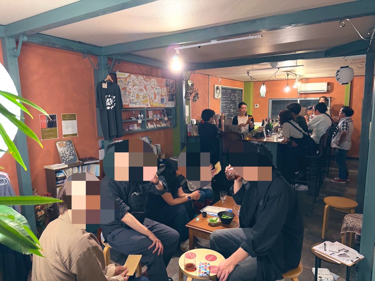 BibbiBobbiboo1's tweet photo. 月に一回、浅草の @aida_anywhere にてスナックやってます🍻スナックと言っても実態は老若男女みんなでワイワイ楽しく飲むのみ。このスナックの価値を考えたけど「ただ、ただ、楽しい。」のみだと思ってます。でもそれこそが無駄で余白のある贅沢の極みだと思うんです。知らんけど。 https://t.co/4pcPZlQAeZ
