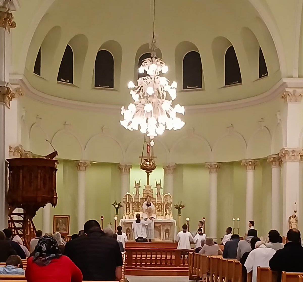 JohnZwicker1's tweet photo. Our Guardian Angels would be so pleased. Mass of the #SacredHeartOfJesus on this #FirstFriday, followed by Adoration
The thoughts of His Heart are to all generations: to deliver them from death and preserve them in spite of famine.
~ #Introit
A 🙏 4Uhere https://t.co/AP8vXzRE31