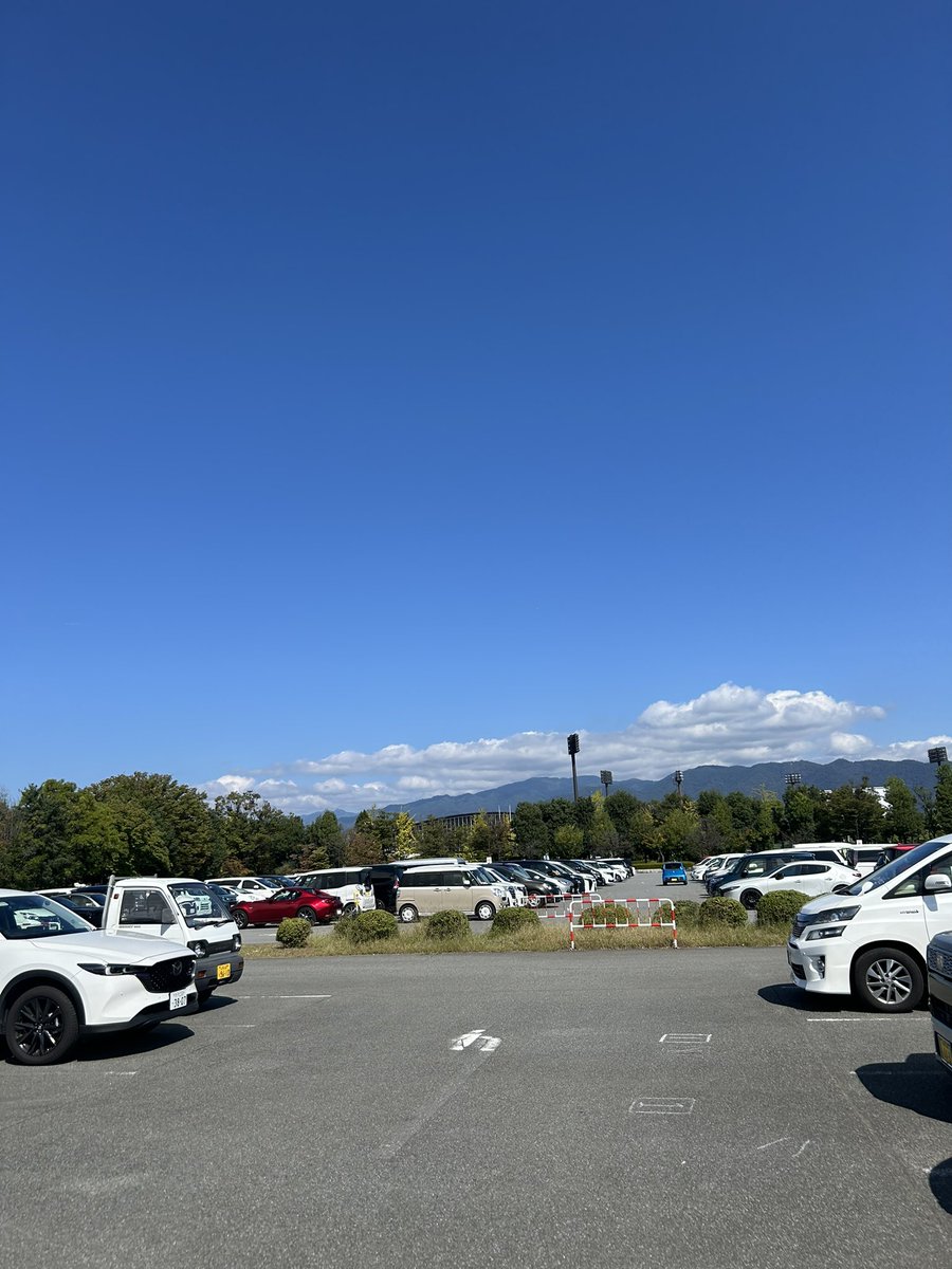 ktwon1030's tweet photo. 到着
駐車場の埋まりがはやい。
午前で埋まりそう。
#カターレ富山 https://t.co/EzrxRV62LR