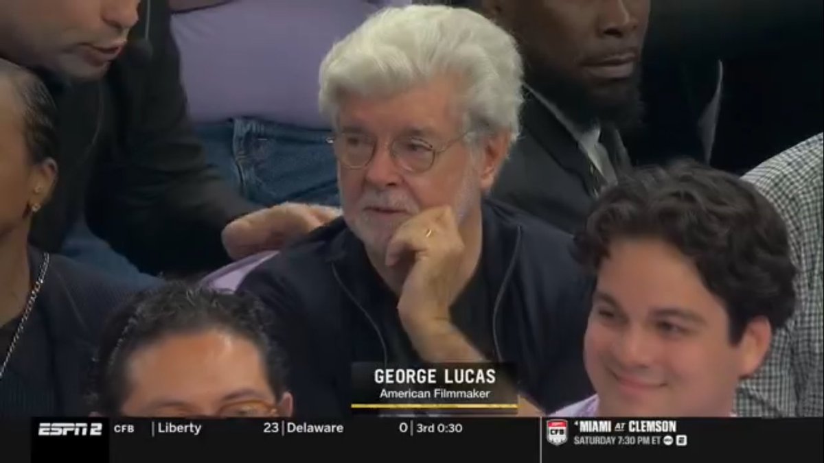 cltorres73's tweet photo. El gran George Lucas está en el estadio viendo a las @valkyries contra @DallasWings #StarWars 😍😍
#PlayoffsWNBA https://t.co/G8fLaVDT6N