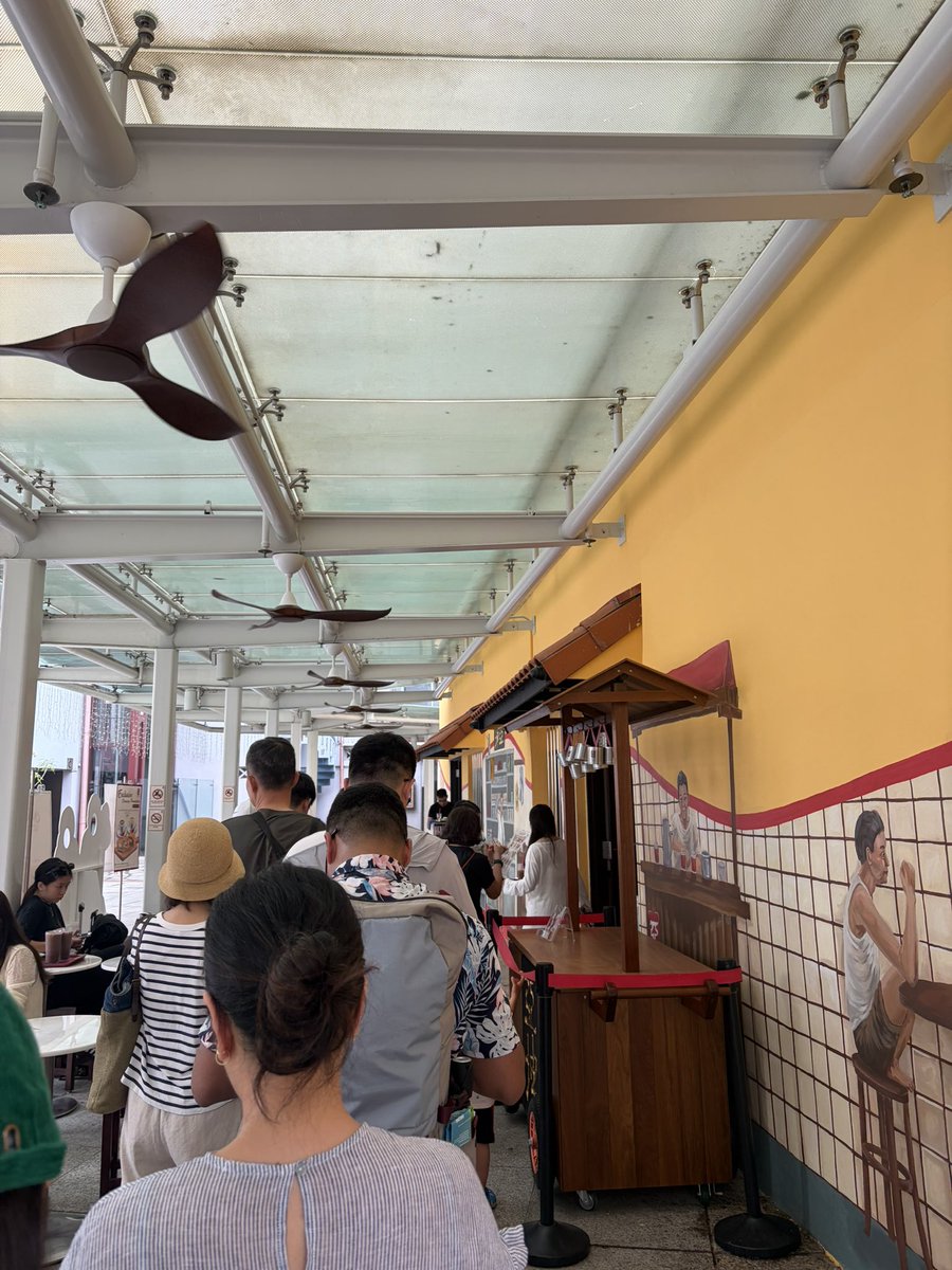 kaestetix's tweet photo. Straight to Ya Kun and it’s hella crowd at 8 https://t.co/XuDc4lsJGb