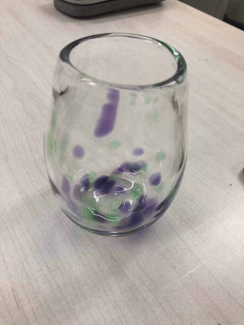 kgtamacenter's tweet photo. 生徒が自分で作りました、お手製のグラス！非常に美しいです。
「芸術の秋」と言いますが、どんな芸術を楽しんでますか。何か、新しいモノづくりに挑戦するのもいいかもしれませんね☆ https://t.co/SfBLr8GBm9
