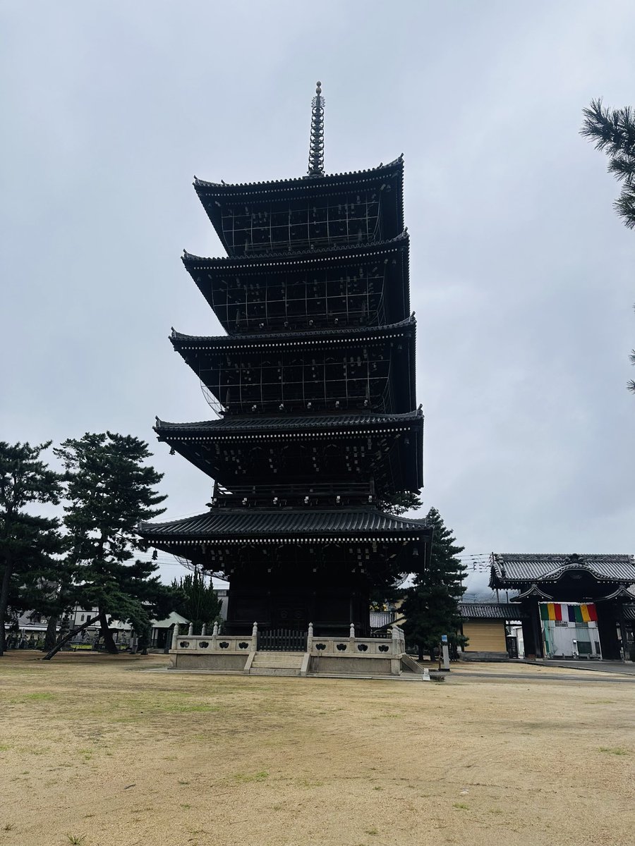 shizkan15's tweet photo. 善通寺の御影堂(空海生誕地と言われています)にて、地下100mの暗闇を歩く
"戒壇巡り"をさせて頂きました。
目を閉じても開けても同じ暗闇の中。
神聖な場所だから平静を保てる。
恐れのない暗闇
神聖な黒
何物にも染まらない黒

改めて"黒"の持つ別のイメージを気づかせて頂きました🙏

#光世先生 https://t.co/gSOVLiilnt