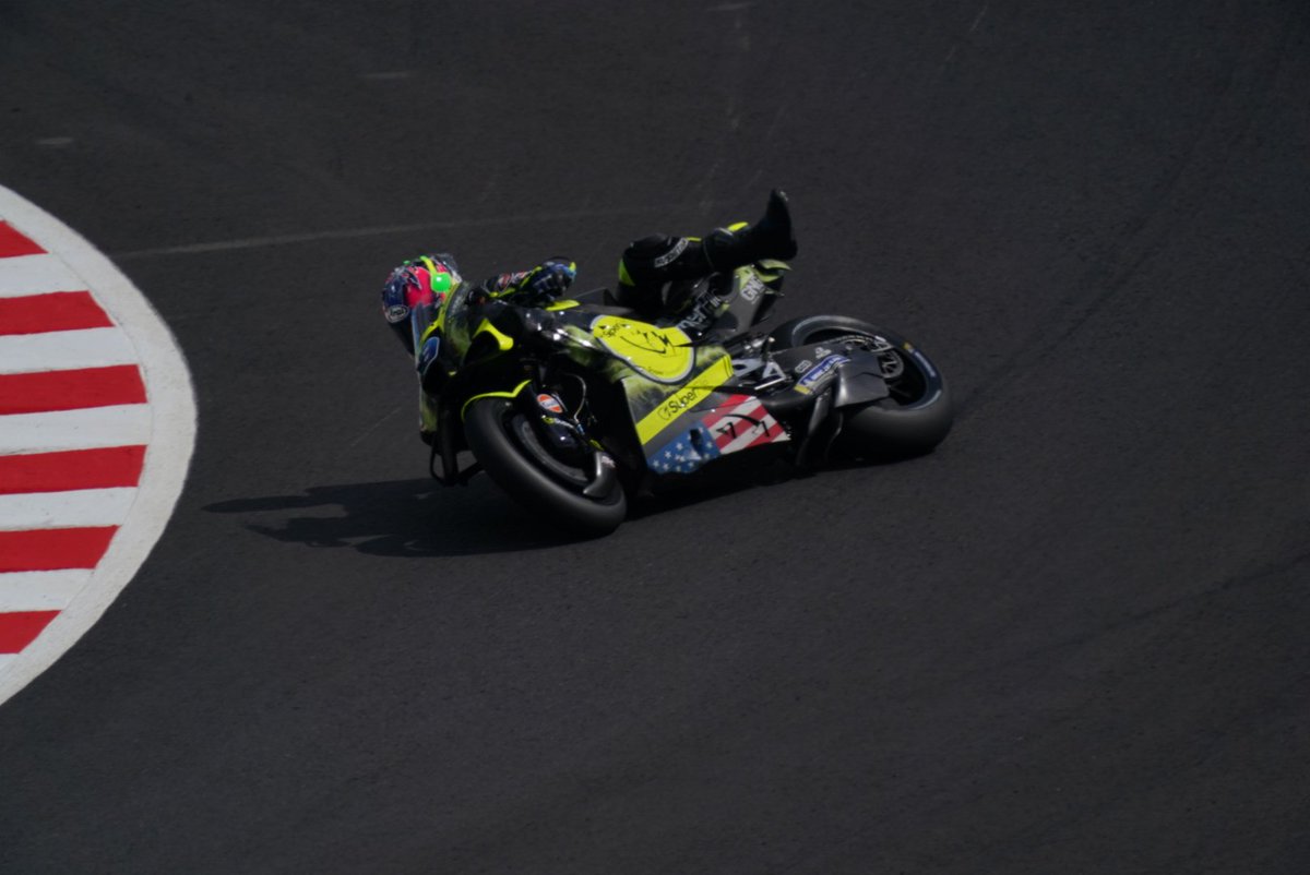 LeopardNuma's tweet photo. 目の前で小椋藍転んだ　#MotoGPjapan #小椋藍 https://t.co/NlNJO56fyU