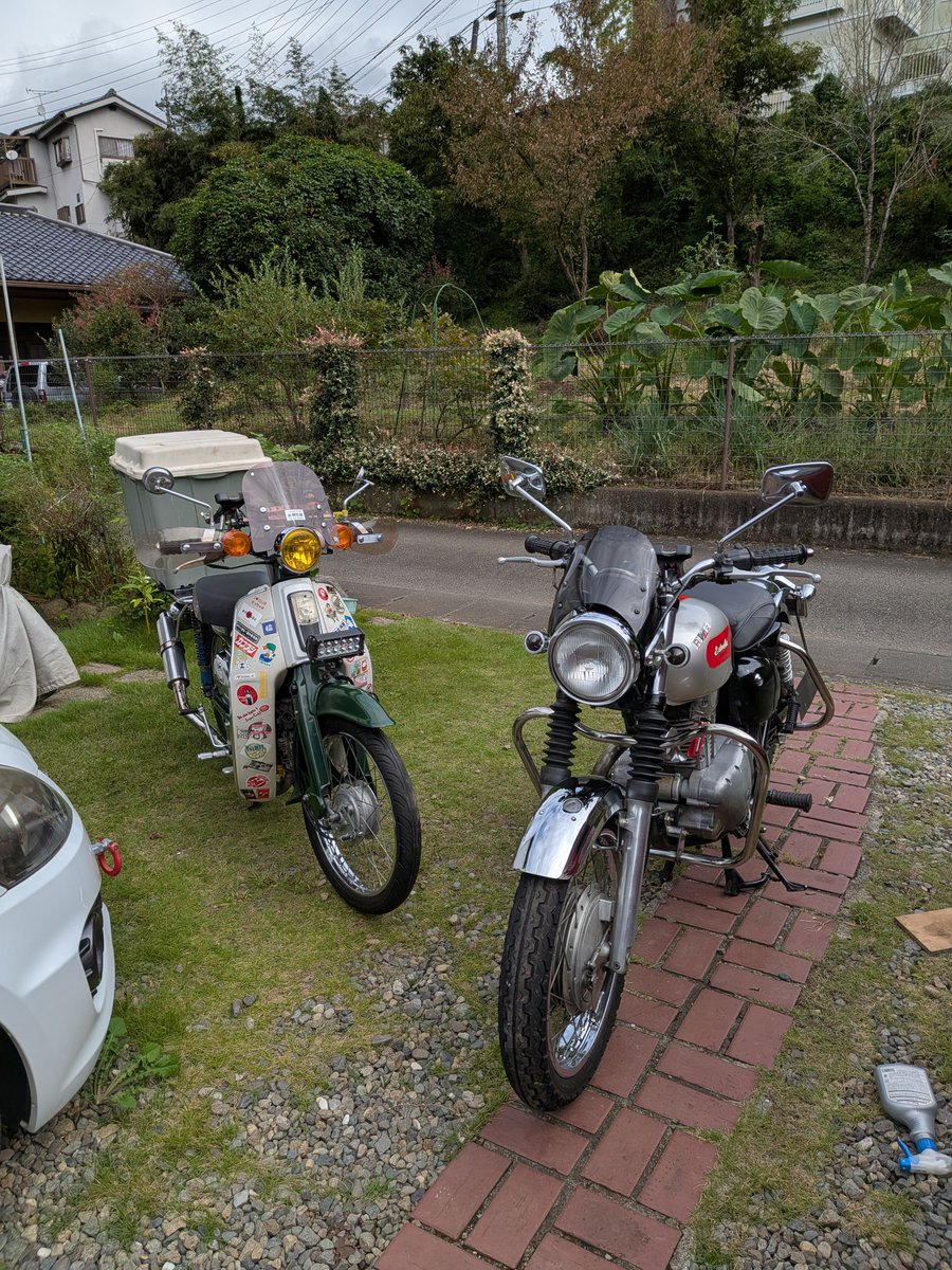 ashun1128's tweet photo. 久しぶりの
天気の休み
カブのメンテナンス
ジェネレータ交換
パワフィルのカバー取り付け
それとチョ〜久々に
エストの火入れ
エンジン回り粉がふいてた！
月一くらいは
乗らないとダメね〜 https://t.co/kMcxmH4tEN