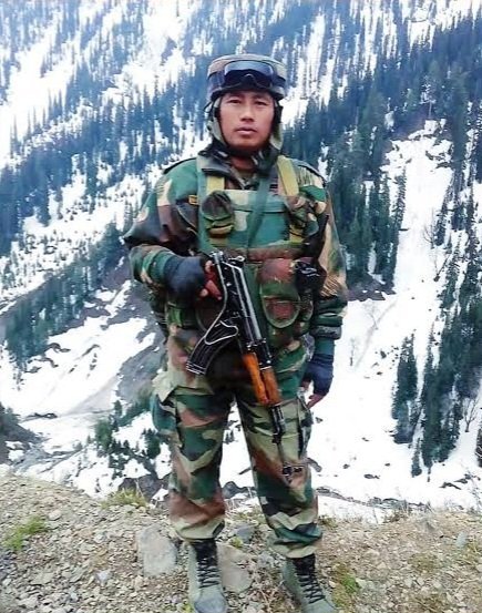 TigerCharlii's tweet photo. From Childhood days,
He used to run early morning &amp; exercise daily
Joining Indian Army was his Dream!

In May 2016,
He single handedly neutralized 3 #Pakistan terrorist before making sacrifice in J&amp;K!

Hav.Hangpan Dada
AC(P)
35RR/4Assam/3 PARA(SF)
From: Arunachal Pradesh
Salute🇮🇳 https://t.co/WWugSsZLhS