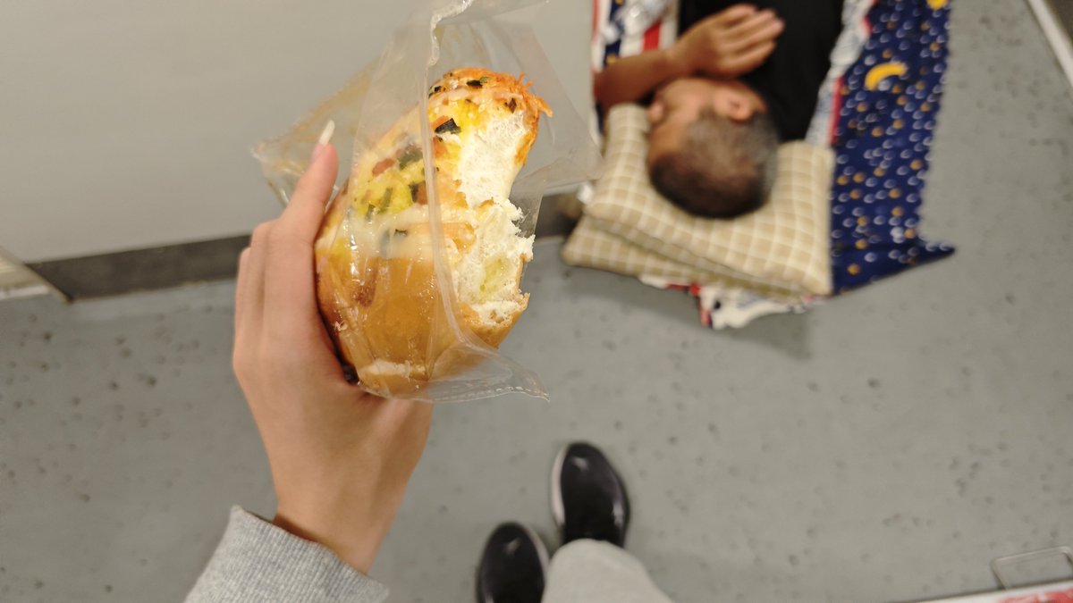 RainEngine2025's tweet photo. 在美剧里面演一个人很穷，他吃的是汉堡

在韩剧里面演一个人很穷，他吃的是紫菜包饭加泡菜

在国产剧里面演一个人很穷，应该吃什么？ https://t.co/s0EVOEAJfG