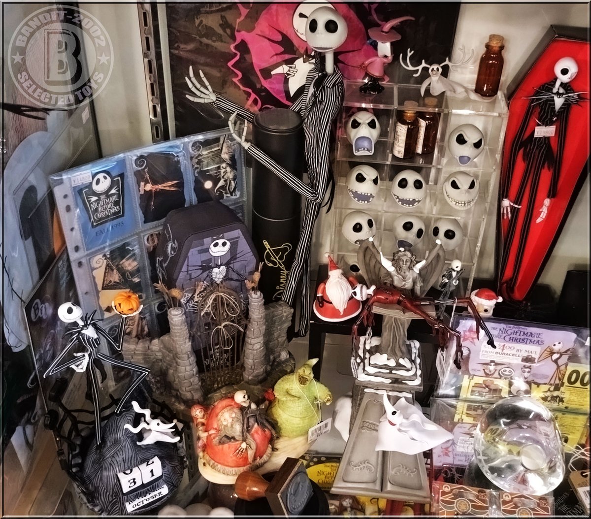BANDIT_TOYS's tweet photo. 🎃BANDITのハロウィンパーティ開催中🎃
ナイトメアービフォアクリスマスの新作フィギュアや雑貨類、映画公開当時のプロモーショングッズ、ホーンテッドマンション ディズニーヴィランズ ホラームービーなどなど……
ハロウィンたっぷりな千駄ヶ谷店舗にて本日もお待ちしております👻
#Halloween https://t.co/RIoU7FWeuQ