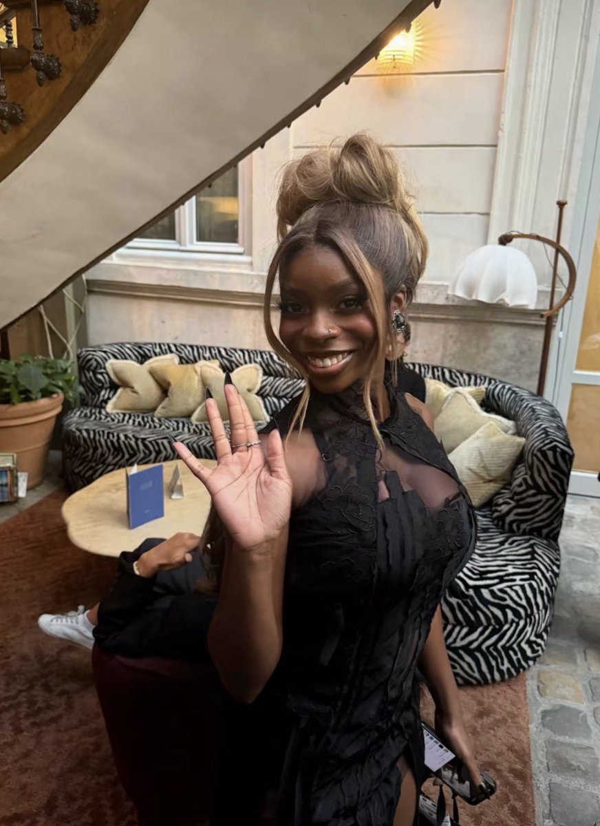 juanitamay1998's tweet photo. Olandria looking gorgeous at the Ottolinger SS27 show with that big smile and doll-like updo! #OlandriaxOttolingerSS27 #OttolingerSS27 https://t.co/oISOcNKuR1