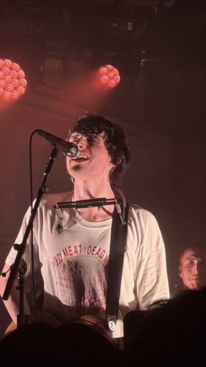 fwolfhardupdate's tweet photo. Finn Wolfhard performing at Scoot Inn for  ACL Fest Nights in Austin, Texas!

📸: @itwasa7yall via X/Twitter https://t.co/FGE0bwoJ0e