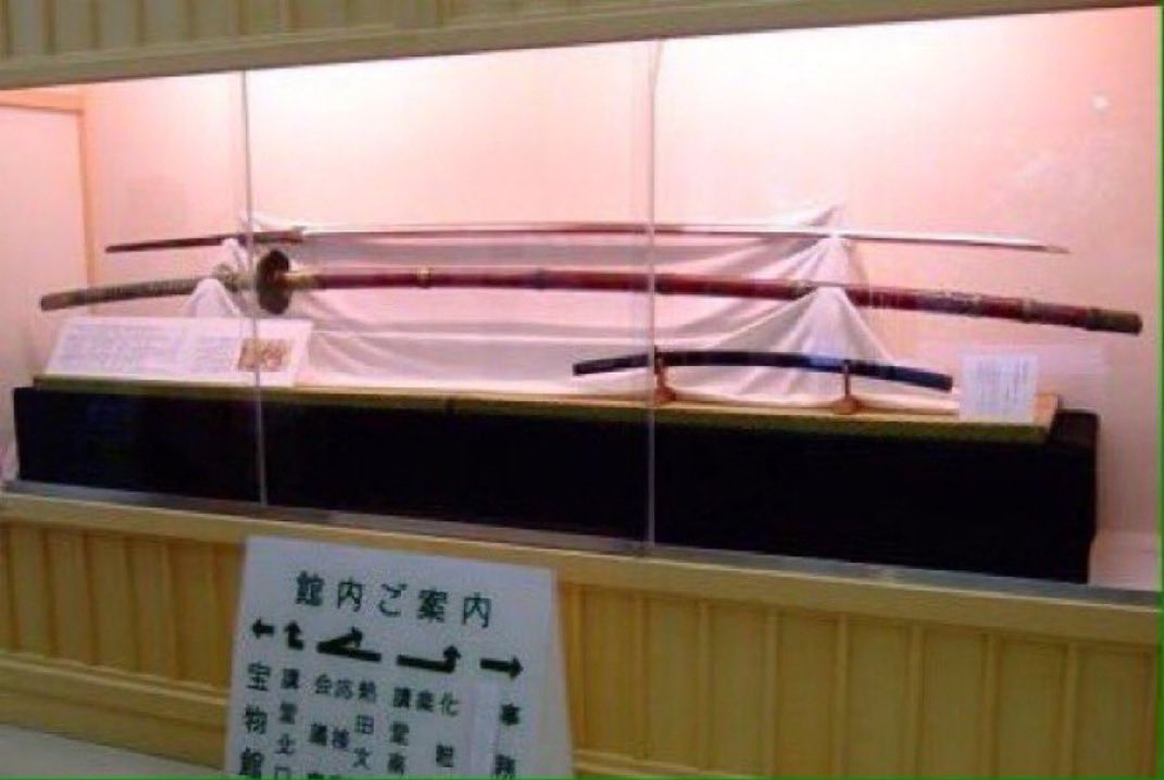 emonok1's tweet photo. 大太刀(おおだち)：日本。野太刀(のだち)ともいう。鎌倉時代以降、武士が腕力と威武を誇るため持った長大な太刀。「太平記」では5尺(150cm)を超える太刀の記述も多く、9尺3寸(282cm)の記録もある。熱田神宮の太郎太刀(刃長221.5cm)や弥彦神社の志田大太刀(刃長220.4cm)が現存。 https://t.co/28P1P5dQWS