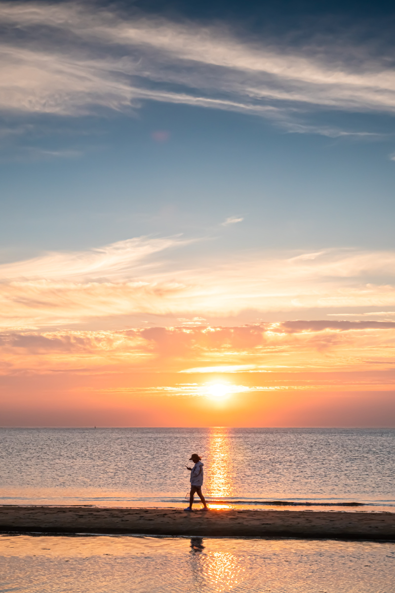 BugyeHyeji's tweet photo. I wandered through the coastal town at dusk, savoring every gentle moment along the wave-touched shore. https://t.co/sdVw9BIo6g