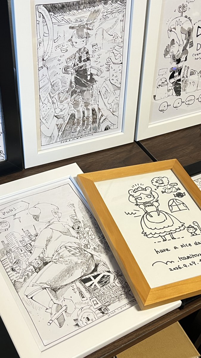 M_Kamikuro's tweet photo. 来週個展！？！？？！？！？！？！？！！？！？！？
そんなわけで、この1ヶ月ラストスパートでモリモリ準備して参りました❢❢❢❢❢
とにかく「物理的にこれ以上は無理❢❢」っていうくらい可能な限り新作の額絵・色紙・グッズ等を用意したつもりです。。。❢❢❢

合宿で描いたA1額絵とB2パネル、そして掛け軸なんかも持っていきます❢❢❢❢（買ったB2額が合わない��で自力で額縁を作るミッションが発生したりしましたがなんとかしました❢❢❢❢❢❢❢❢❢❢❢）

発送作業で後手後手になっちゃいましたが、グッズ・新刊情報も追って発信します❢❢❢❢❢❢❢❢❢❢❢❢遅くなってごめんね❢❢❢❢❢❢❢❢❢❢❢
お楽しみに❢❢❢❢❢❢❢❢❢❢❢❢❢❢❢❢❢❢❢❢❢❢❢❢❢❢❢❢❢

#こみゅーんつー
＿＿＿＿＿＿＿＿＿

松村上久郎  個展・オンリーイベント
✨️【こみゅぅぅん！つー！！】✨️

◆日時：
2026/10/10㈯ 10:30 - 17:00 公開収録イベント、個展&グッズ販売
2026/10/11㈰ 10:30 - 17:00 公開収録イベント、個展&グッズ販売
～2026/10/18㈰ 完成作品展示、個展&グッズ販売

◆場所：テントセン神戸 https://t.co/rKlzSYXhqL
兵庫県神戸市下山手通り3-2-14林ビル4階

・入場無料
・ライブペイント、公開収録、原画&グッズ販売など
・両日イベント後に交流会あります❢（たこパ）（要予約）

イベ詳細、交流会予約はこちらから↓
https://t.co/OPzwbJulcx

👑ライブペイントがより間近で見れるイベントにする予定です❢
👑大きい絵も小さい絵も持っていきます❢
👑前回の個展（3年前）からの成長を実感してもらえるような個展にしたいです～❢❢❢（目標）
＿＿＿＿＿＿＿＿＿＿＿＿＿＿＿＿＿