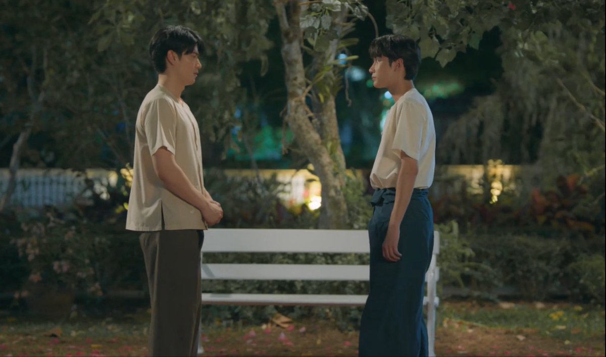 Nelinyaa's tweet photo. ที่ดูอรรซ้ำได้เป็นสิบรอบเพราะยิ่งดูยิ่งเก็บดีเทลนักแสดงได้ อรรไม่ควรดูแค่รอบหรือสองรอบจริง ๆ อย่างฉากนี้ เห็นเลยว่าตอนที่ภพพูด ‘ไม่เหมาะสม’ ทินกรแววตาสีหน้าทินกรดูหงุดหงิด 

แต่พอภพพูดคำว่า ‘ตอนนี้ไม่เหมือนเดิมแล้ว’ แววตาสีหน้าทินกรตอนตอบภพว่า ‘ฉันยังเหมือนเดิมนะ ภพหรือเปล่าที่เปลี่ยนไป’ จะออกแนวตัดพ้อและดูเสียใจ 

ตอนกล้องจับมุมกว้าง ก็ยังเห็นและสัมผัสได้ถึงแววตาและออร่าของเจ้าชายที่เอาแต่ใจ ถูกขัดใจ ไม่พอใจออกมาจากตัวทินกร คือศาเก่งมาก ๆ ๆ ๆ เลยยยยย อารมณ์ความรู้สึกของตัวละครถ่ายทอดออกมาครบหมด ทินกรรักศาตายเลยที่ช่วยมาถ่ายทอดเรื่องของเขาได้สมบูรณ์ขนาดนี้ (ตัวละครทินกรเล่นยากมาก เพราะเป็นคนเก็บเยอะ แสดงออกมากไม่ได้ ผู้ดีแบบผู้ดี๊)