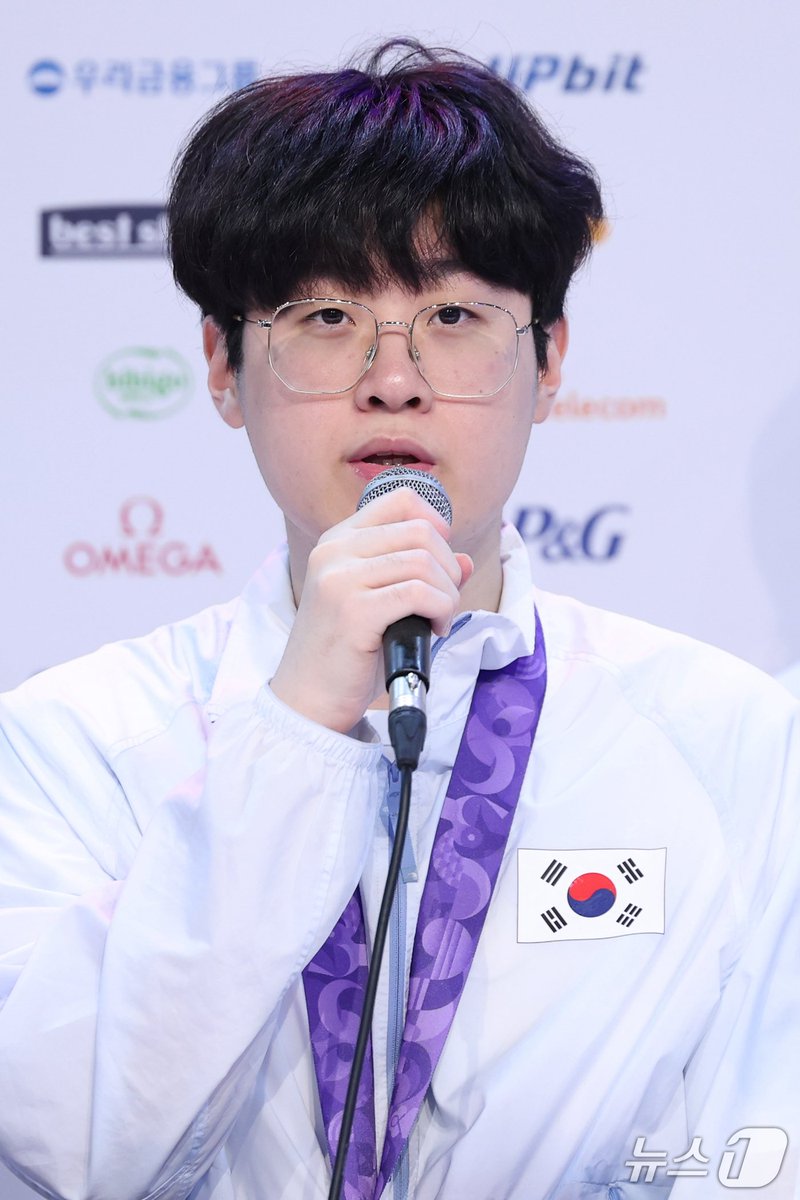 maeng_goo_stone's tweet photo. '제우스' 최우제, 금메달 확정 후 부모님께 가장 먼저 연락

https://t.co/T0A9xZFtl9 https://t.co/UedSydIYtS
