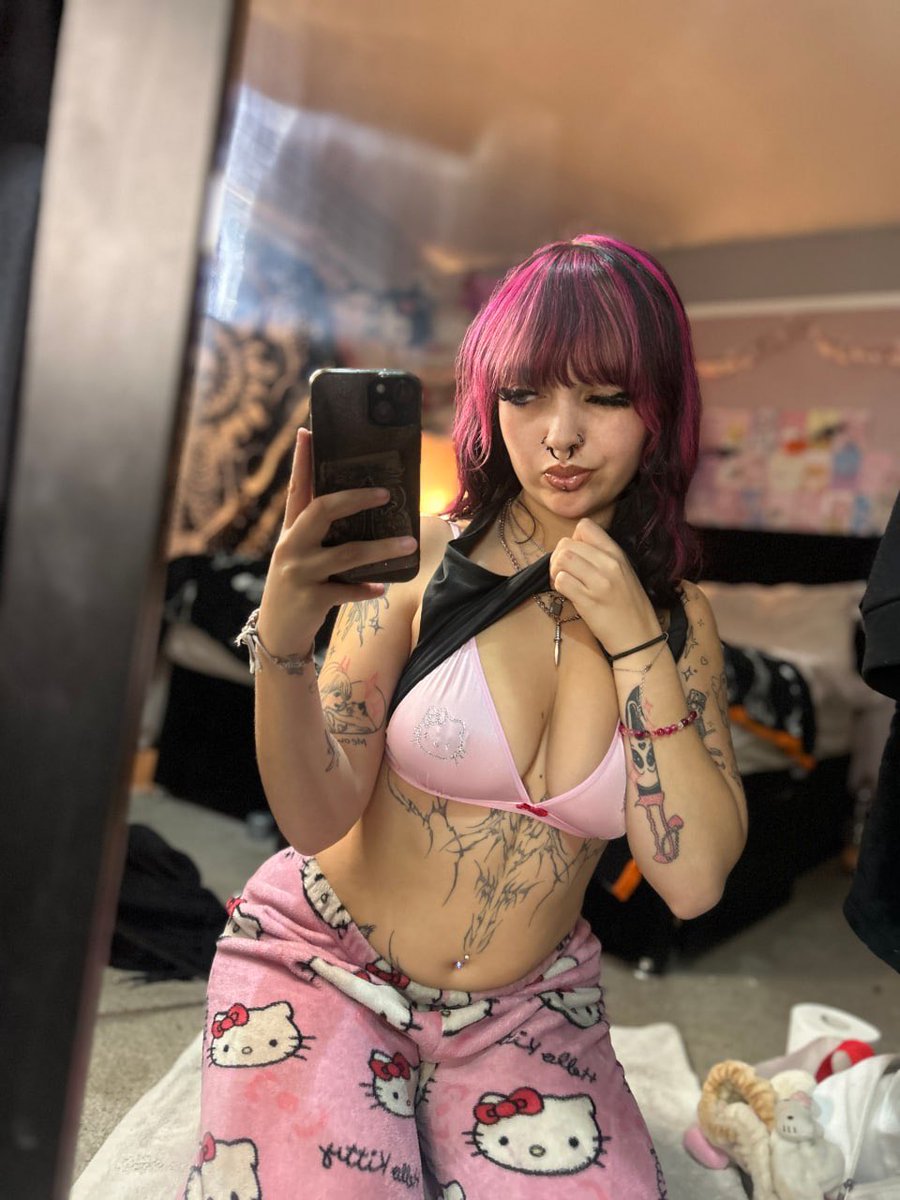 angelspiceex's tweet photo. soft look, loud cleavage opss 🤫 https://t.co/cgtjyHz41u
