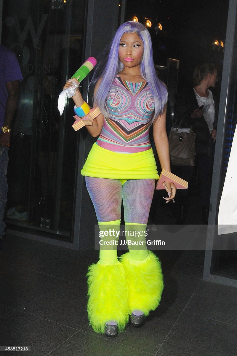 MINAJMEETDAWOO's tweet photo. nicki minaj holding christian dior popsicle (2012). https://t.co/FxHpm2bVDO