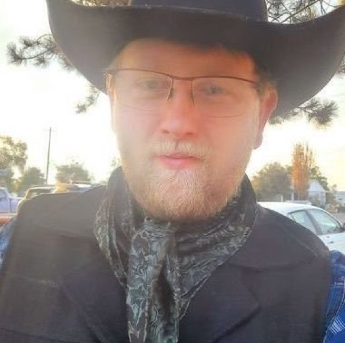 GroovyAshJW's tweet photo. @KewlCondones Look who's talking you fat fuck https://t.co/K5BjsplUPn
