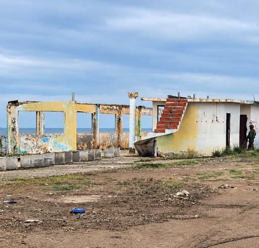 FFAAECUADOR's tweet photo. #ElOro | Fuerzas Armadas del Ecuador, ejecutaron una operación militar en El Coco, Machala, donde inhabilitaron una infraestructura presuntamente utilizada como polígono de tiro por Grupos Armados Organizados. Se localizaron casquillos e impactos de proyectil. https://t.co/oCbOcp0q0N