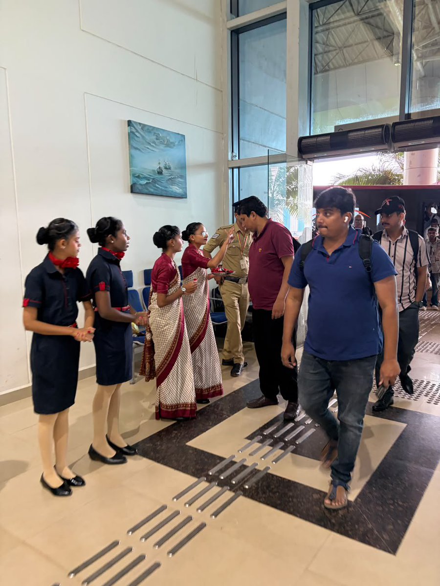aaihbxairport's tweet photo. ಹುಬ್ಬಳ್ಳಿ ವಿಮಾನ ನಿಲ್ದಾಣದಿಂದ 01/10/2026 ರಂದು ನಿಗದಿಯಾದ ವಿಮಾನಗಳ ವಿವರ:
ನಿಗದಿತ ಆಗಮನ-7
ಒಟ್ಟು ಪ್ರಯಾಣಿಕರು-637
ನಿಗದಿತ ನಿರ್ಗಮನ-7
ಒಟ್ಟು ಪ್ರಯಾಣಿಕರು-595
ನಿಮ್ಮ ವಿಮಾನಯಾನ ಸುಖಮಯವಾಗಿಸಲು ಸದಾ ನಿಮ್ಮ ಸೇವೆಯಲ್ಲಿ ನಿರತರಾಗಿದ್ದೇವೆ
Total pax-1232😊 sked mov-14
#FlightUpdate
@AAI_Official @AAIRHQSR @aairedsr https://t.co/SzliLmnvUH